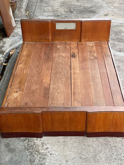 เตียงไม้สักเก่า