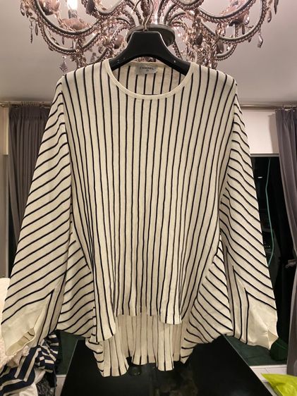 ชาแนล เสื้อแขนสั้น (ติดจองค่ะ)สภาพใหม่เอี่ยม เนื้อผ้าดีมาก