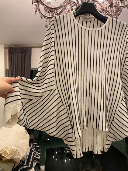 ชาแนล เสื้อแขนสั้น (ติดจองค่ะ)สภาพใหม่เอี่ยม เนื้อผ้าดีมาก รูปที่ 2
