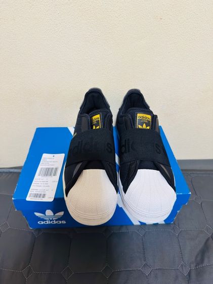 รองเท้า Adidas