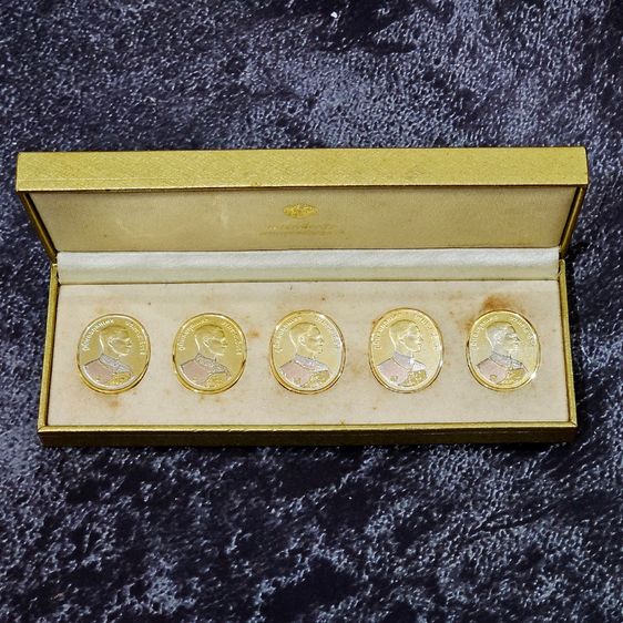 เหรียญพระพุทธปัญจภาคี เนื้อทองแดงชุบสามกษัตริย์ พิมพ์ใหญ่ ที่ระลึกพระราชพิธีกาญจนาภิเษก ในหลวงรัชกาลที่9 ปี พ.ศ.2539 พร้อมกล่อง