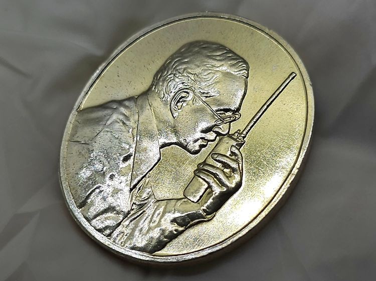 เหรียญในหลวงทรงวิทยุ เนื้อเงิน ที่ระลึกเฉลิมพระเกียรติ พระราชกรณียกิจด้านการสื่อสารกรมไปรษณียโทรเลข พ.ศ.2539 พร้อมกล่องเดิมๆ รูปที่ 5