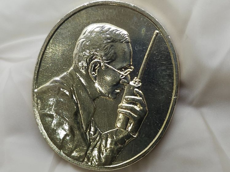 เหรียญในหลวงทรงวิทยุ เนื้อเงิน ที่ระลึกเฉลิมพระเกียรติ พระราชกรณียกิจด้านการสื่อสารกรมไปรษณียโทรเลข พ.ศ.2539 พร้อมกล่องเดิมๆ รูปที่ 7