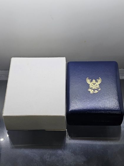 เหรียญในหลวงทรงวิทยุ เนื้อเงิน ที่ระลึกเฉลิมพระเกียรติ พระราชกรณียกิจด้านการสื่อสารกรมไปรษณียโทรเลข พ.ศ.2539 พร้อมกล่องเดิมๆ รูปที่ 11