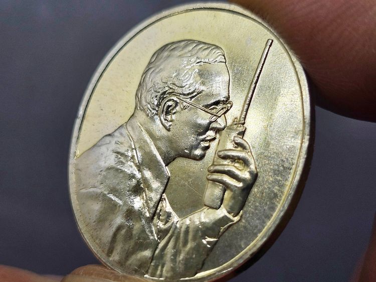 เหรียญในหลวงทรงวิทยุ เนื้อเงิน ที่ระลึกเฉลิมพระเกียรติ พระราชกรณียกิจด้านการสื่อสารกรมไปรษณียโทรเลข พ.ศ.2539 พร้อมกล่องเดิมๆ รูปที่ 8