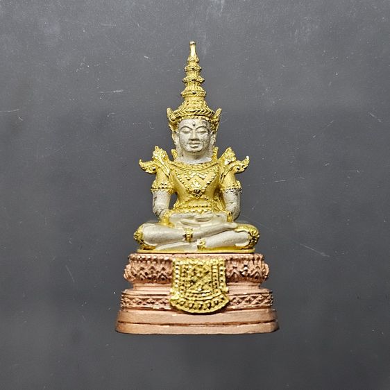พระพุทธมหามณีรัตนปฏิมากร (พระแก้วมรกต) เนื้อเงินสามกษัตริย์ รุ่นเฉลิมพระเกียรติ วัดพระศรีรัตนศาสดาราม ปี2543 พร้อมกล่องเดิมๆ รูปที่ 3