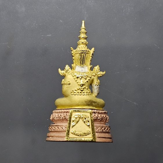 พระพุทธมหามณีรัตนปฏิมากร (พระแก้วมรกต) เนื้อเงินสามกษัตริย์ รุ่นเฉลิมพระเกียรติ วัดพระศรีรัตนศาสดาราม ปี2543 พร้อมกล่องเดิมๆ รูปที่ 4