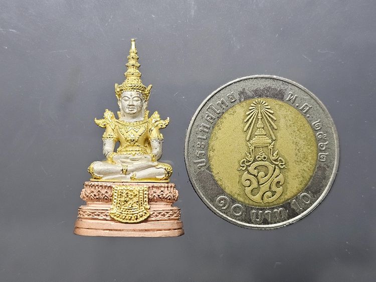 พระพุทธมหามณีรัตนปฏิมากร (พระแก้วมรกต) เนื้อเงินสามกษัตริย์ รุ่นเฉลิมพระเกียรติ วัดพระศรีรัตนศาสดาราม ปี2543 พร้อมกล่องเดิมๆ รูปที่ 8