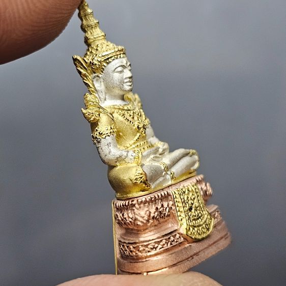 พระพุทธมหามณีรัตนปฏิมากร (พระแก้วมรกต) เนื้อเงินสามกษัตริย์ รุ่นเฉลิมพระเกียรติ วัดพระศรีรัตนศาสดาราม ปี2543 พร้อมกล่องเดิมๆ รูปที่ 6