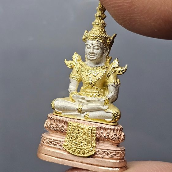 พระพุทธมหามณีรัตนปฏิมากร (พระแก้วมรกต) เนื้อเงินสามกษัตริย์ รุ่นเฉลิมพระเกียรติ วัดพระศรีรัตนศาสดาราม ปี2543 พร้อมกล่องเดิมๆ รูปที่ 5