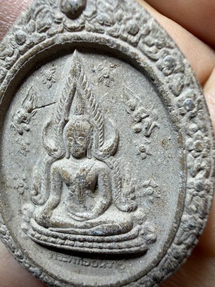 พระพุทธชินราช รุ่นนี้ใช้มวลสารที่บูรณะขูดขัดลอกผิวองค์จริงมาทำมวลสาร ก่อนปิดทองใหม่ พระเก่าๆเหมาๆบ้านๆ 