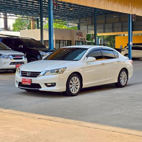 รถ Honda Accord 2.0 EL สี ขาว