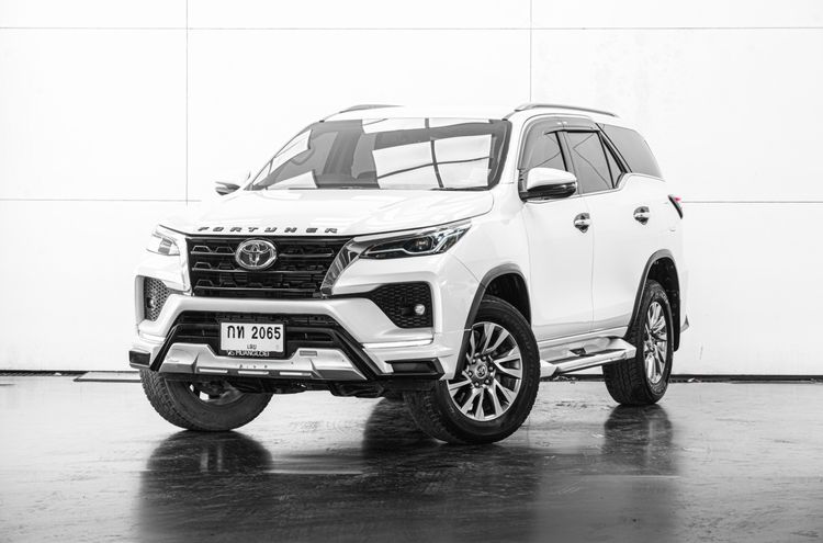 รถ Toyota Fortuner 2.4 V สี ขาว