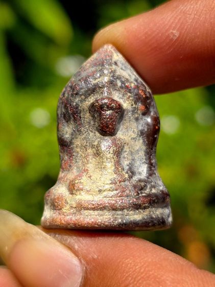 พระร่วงนั่ง กรุบ้านละหาร จ.สุพรรณบุรี เนื้อตะกั่วสนิมแดง