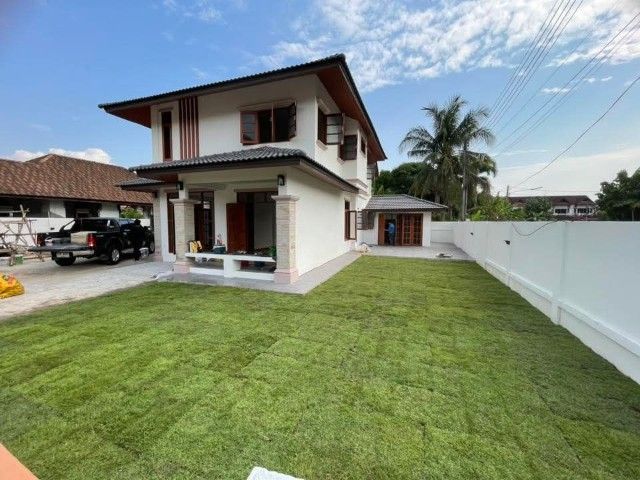 อื่นๆ ไม่มี สร้างเสร็จก่อน 2010 ใช่ บ้านรุ่งเรืองเลควิลตลาดรวมโชคเมืองเชียงใหม่