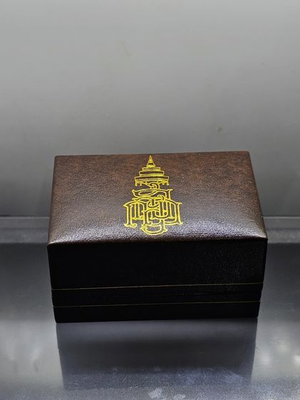 พระชัยวัฒน์ไพรีพินาศ (ชุด 2 องค์ เนื้อเงิน เนื้อนวะ สูง 2 เซ็น) ญส"ฤส วัดบวรนิเวศวิหาร ปี2537 พร้อมกล่องเดิม สภาพสวย รูปที่ 8