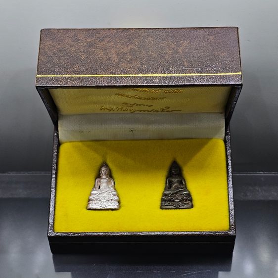 พระชัยวัฒน์ไพรีพินาศ (ชุด 2 องค์ เนื้อเงิน เนื้อนวะ สูง 2 เซ็น) ญส"ฤส วัดบวรนิเวศวิหาร ปี2537 พร้อมกล่องเดิม สภาพสวย