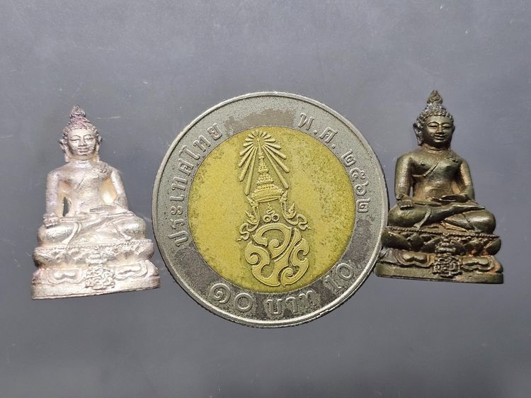 พระชัยวัฒน์ไพรีพินาศ (ชุด 2 องค์ เนื้อเงิน เนื้อนวะ สูง 2 เซ็น) ญส"ฤส วัดบวรนิเวศวิหาร ปี2537 พร้อมกล่องเดิม สภาพสวย รูปที่ 7