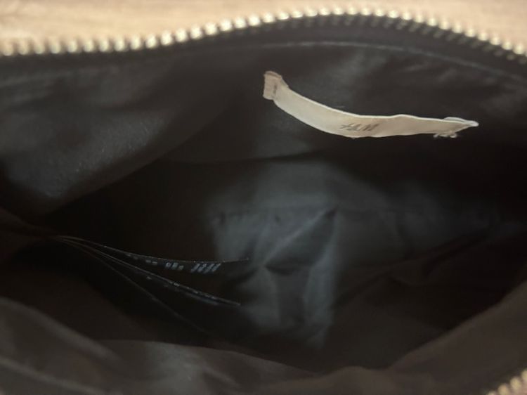 กระเป๋าสะพายข้าง H and M สีดำ ผ้าไนลอน แต่งสายโซ่เงิน สภาพดี ทรงฮิต รูปที่ 6