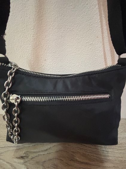 กระเป๋าสะพายข้าง H and M สีดำ ผ้าไนลอน แต่งสายโซ่เงิน สภาพดี ทรงฮิต รูปที่ 11