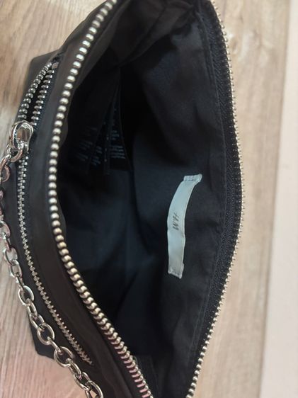 กระเป๋าสะพายข้าง H and M สีดำ ผ้าไนลอน แต่งสายโซ่เงิน สภาพดี ทรงฮิต รูปที่ 5