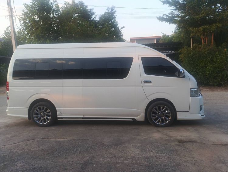 รถ Toyota Commuter 3.0 สี ขาว