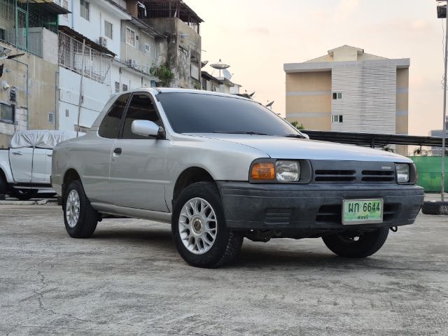 รถ Nissan NV 1.6 Queen Cab LXT สี บรอนซ์เงิน