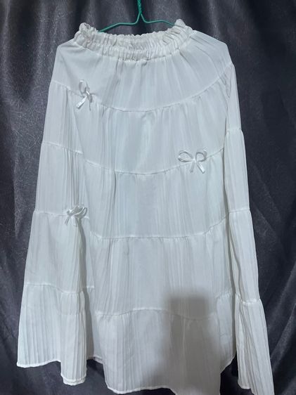 กระโปรงยาวสีขาวพื้น มีโบว์ข้างหน้าน่ารักๆ