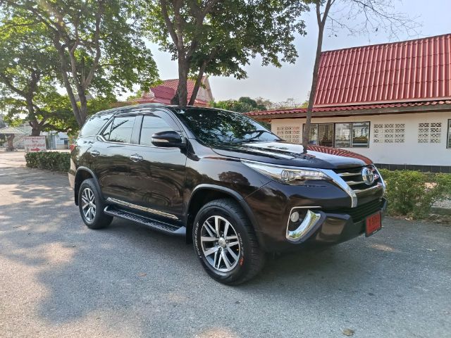 รถ Toyota Fortuner 2.8 V 4WD สี เทา