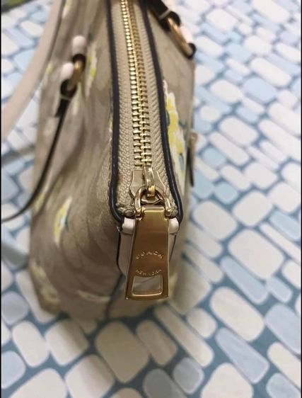 กระเป๋าสะพาย Coach C3252 Gallery tote Signature coated canvas and smooth leather   รูปที่ 5