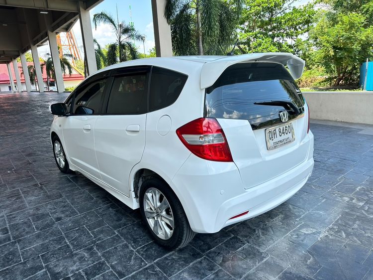 Honda Jazz 2011 1.5 V i-VTEC Sedan เบนซิน ไม่ติดแก๊ส เกียร์อัตโนมัติ ขาว รูปที่ 4
