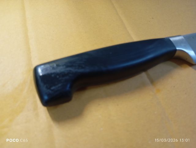 ภาพนี้คือมีดสำหรับแล่เนื้อ (Carving Knife) แบรนด์ Zwilling J.A. Henckels รุ่น Four Star (Vier Sterne) ขนาด 8 นิ้ว (รหัส 31070-200)  รูปที่ 5