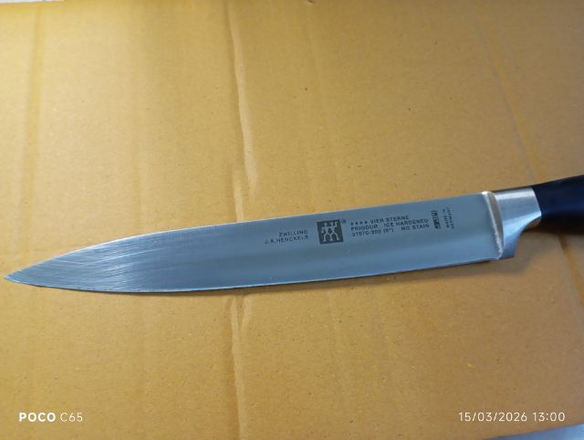 อุปกรณ์ในครัวอื่นๆ ภาพนี้คือมีดสำหรับแล่เนื้อ (Carving Knife) แบรนด์ Zwilling J.A. Henckels รุ่น Four Star (Vier Sterne) ขนาด 8 นิ้ว (รหัส 31070-200) 