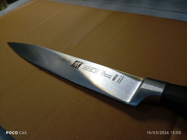 ภาพนี้คือมีดสำหรับแล่เนื้อ (Carving Knife) แบรนด์ Zwilling J.A. Henckels รุ่น Four Star (Vier Sterne) ขนาด 8 นิ้ว (รหัส 31070-200)  รูปที่ 2