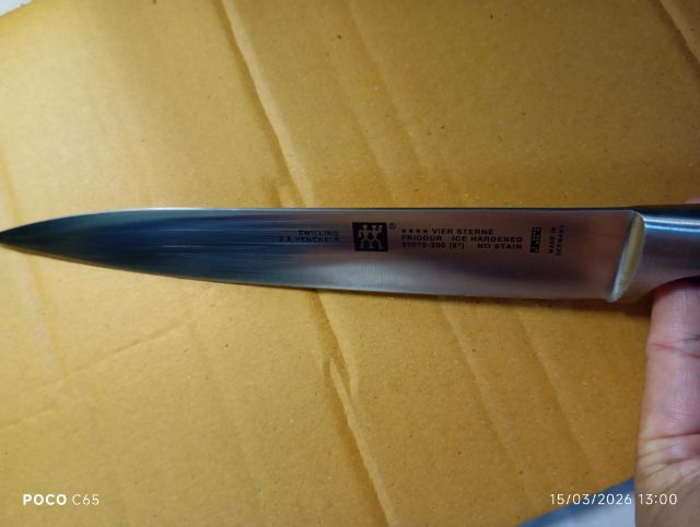 ภาพนี้คือมีดสำหรับแล่เนื้อ (Carving Knife) แบรนด์ Zwilling J.A. Henckels รุ่น Four Star (Vier Sterne) ขนาด 8 นิ้ว (รหัส 31070-200)  รูปที่ 3