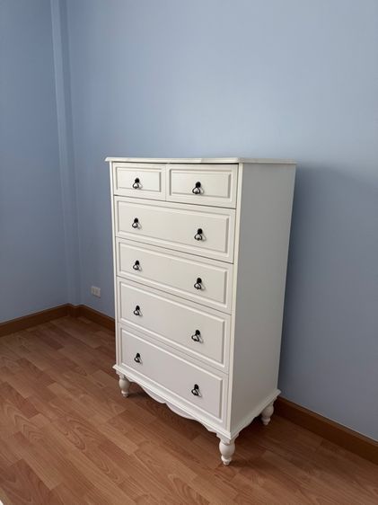 ตู้ลิ้นชักไม้สีขาว