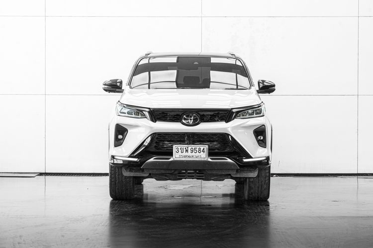 Toyota Fortuner 2023 2.4 Legender Black Top Utility-car ดีเซล ไม่ติดแก๊ส เกียร์อัตโนมัติ ขาว รูปที่ 3