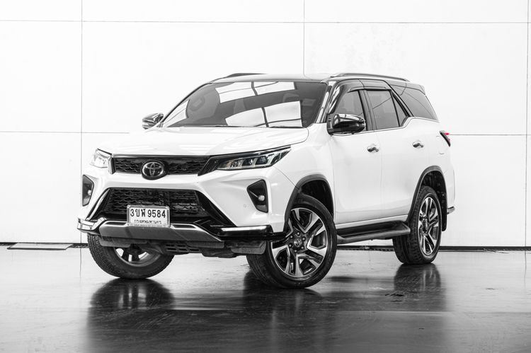 Toyota Fortuner 2023 2.4 Legender Black Top Utility-car ดีเซล ไม่ติดแก๊ส เกียร์อัตโนมัติ ขาว