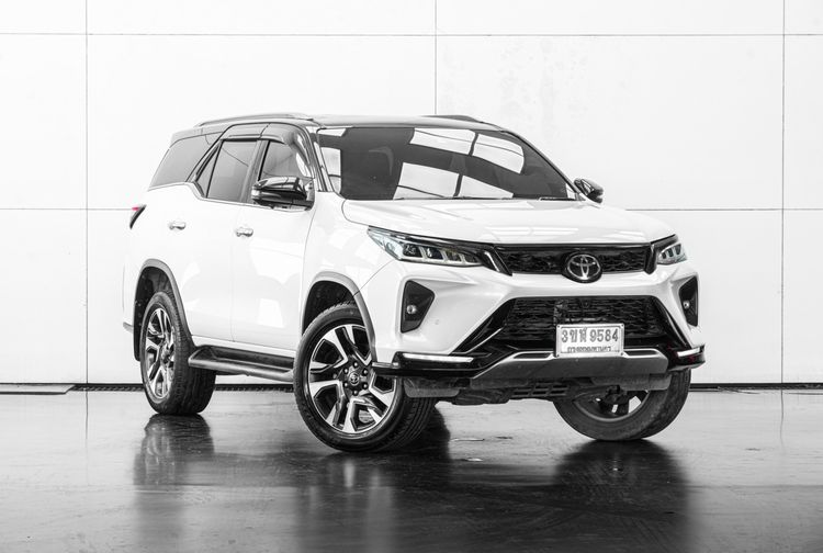 Toyota Fortuner 2023 2.4 Legender Black Top Utility-car ดีเซล ไม่ติดแก๊ส เกียร์อัตโนมัติ ขาว รูปที่ 2