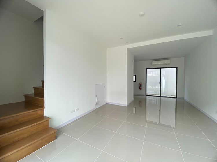 Pruksa 2024 🏡ขายด่วน ทาวน์โฮม 3 ชั้น ทำเลดีติดถ.ลาดกระบัง-หลวงแพ่ง อยู่อาศัยก็ดี ทำโฮมออฟฟิศก็ได้ บ้านโซนหน้าโครงการ ติดถนนเมนหลัก 16 เมตร รูปที่ 2