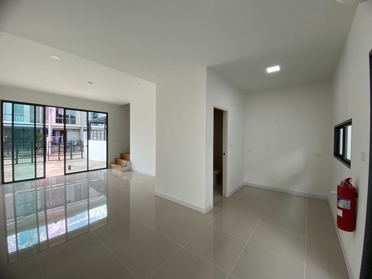 Pruksa 2024 🏡ขายด่วน ทาวน์โฮม 3 ชั้น ทำเลดีติดถ.ลาดกระบัง-หลวงแพ่ง อยู่อาศัยก็ดี ทำโฮมออฟฟิศก็ได้ บ้านโซนหน้าโครงการ ติดถนนเมนหลัก 16 เมตร รูปที่ 3