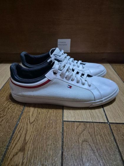 รองเท้าผ้าใบ Tommy