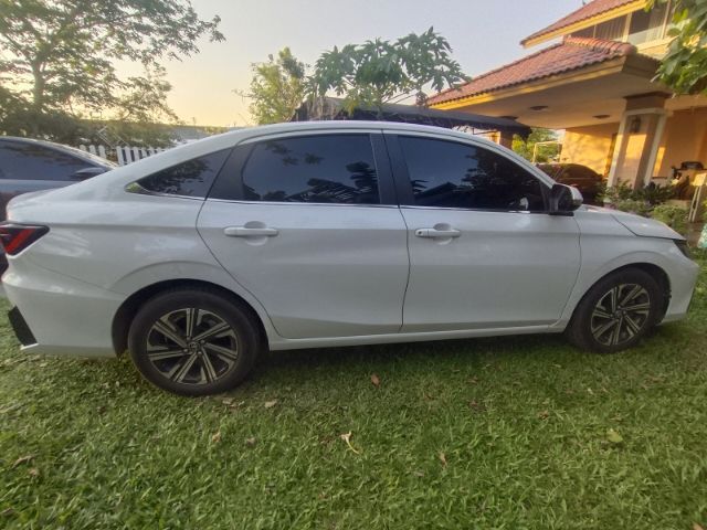 Toyota Yaris ATIV 2023 1.2 Premium Sedan เบนซิน ไม่ติดแก๊ส เกียร์อัตโนมัติ ขาว