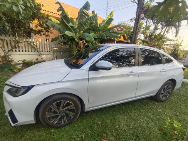 Toyota Yaris ATIV 2023 1.2 Premium Sedan เบนซิน ไม่ติดแก๊ส เกียร์อัตโนมัติ ขาว รูปที่ 2