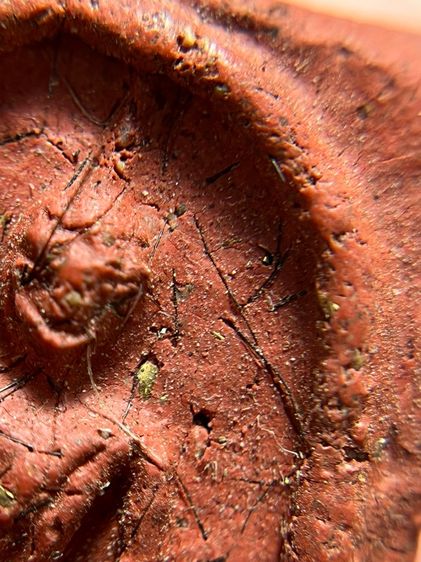 พระสมเด็จพิมพ์มีหน้ามีตามีเส้นเกศา สีเเดง รูปที่ 16