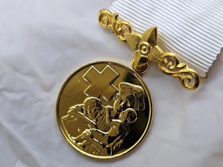 เหรียญกาชาดสมนาคุณ ชั้นที่ 2 เนื้อเงินกาหลั่ยทอง พร้อมแพรแถบ แบบชาย กล่องเดิม รูปที่ 5