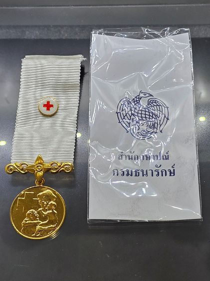 เหรียญกาชาดสมนาคุณ ชั้นที่ 2 เนื้อเงินกาหลั่ยทอง พร้อมแพรแถบ แบบชาย กล่องเดิม รูปที่ 2