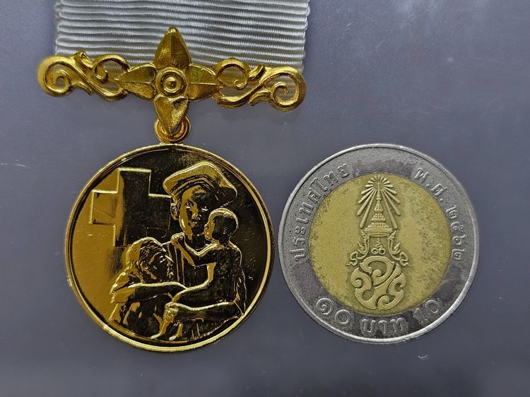 เหรียญกาชาดสมนาคุณ ชั้นที่ 2 เนื้อเงินกาหลั่ยทอง พร้อมแพรแถบ แบบชาย กล่องเดิม รูปที่ 7