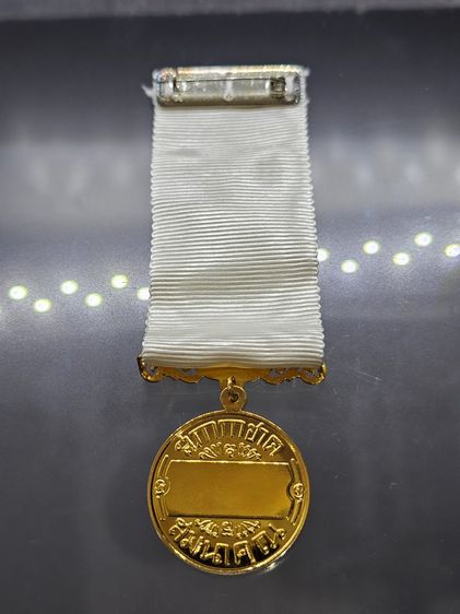 เหรียญกาชาดสมนาคุณ ชั้นที่ 2 เนื้อเงินกาหลั่ยทอง พร้อมแพรแถบ แบบชาย กล่องเดิม รูปที่ 4