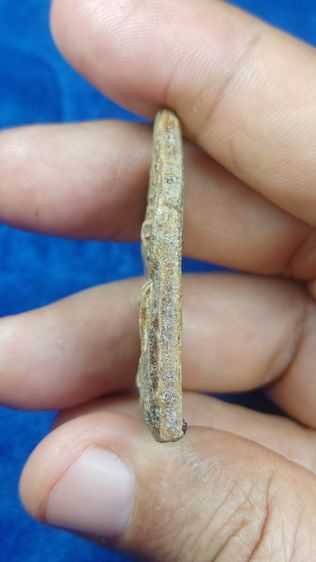 พระขุนแผนเคลือบ กรุวัดอัมพวัน จ.นนทบุรี สร้างพุทธศตวรรษที่ 21-22 รูปที่ 3